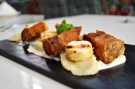 chicharrons con bollo