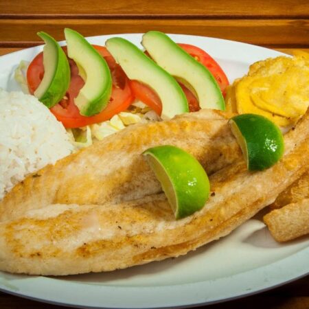 bandeja con Filete de pezcado apanado